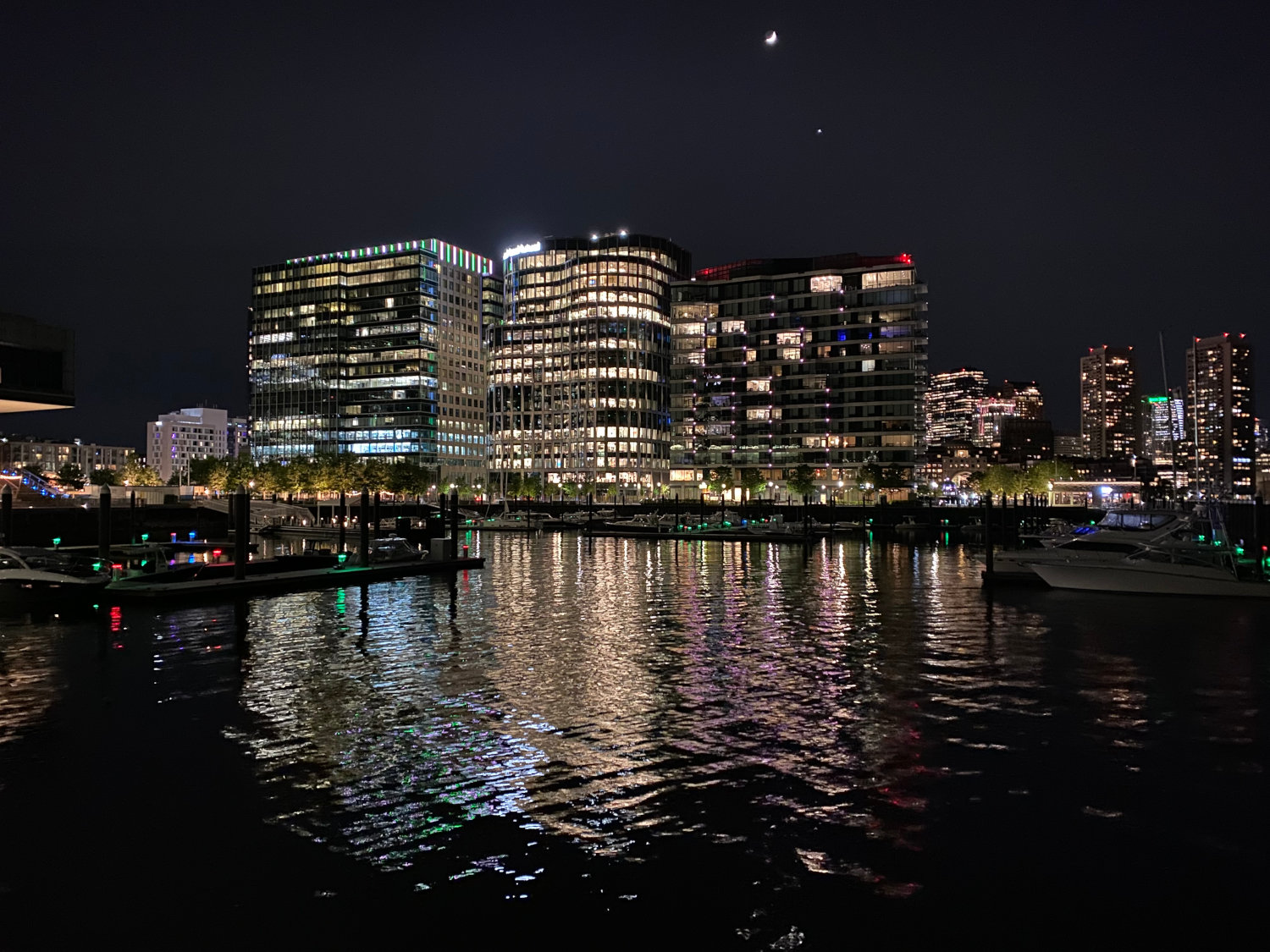 Dry Docks bei Nacht