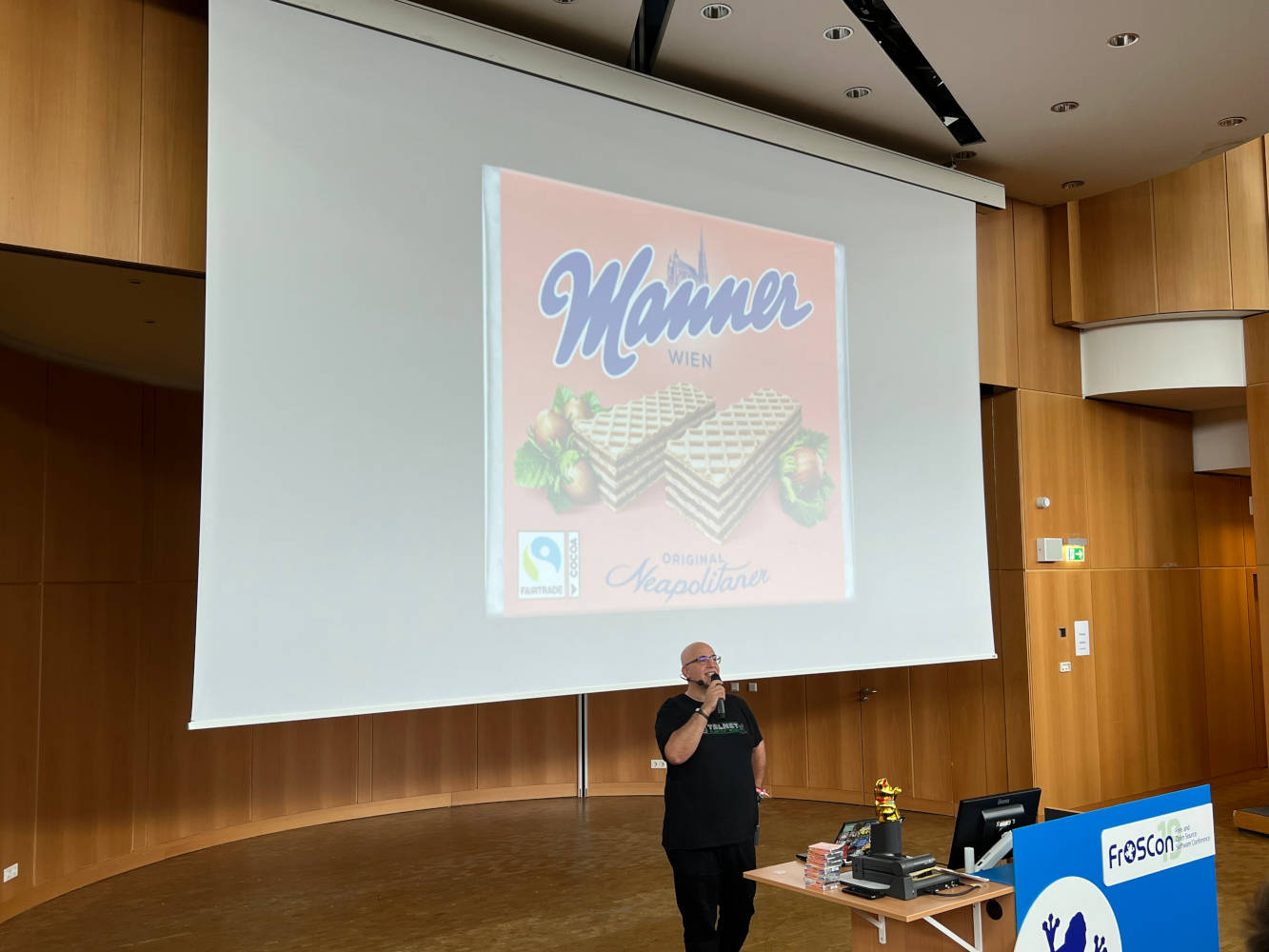 Martin Leyrer bei einer Präsentation, gute Fragen wurden mit Mannerschnitten belohnt